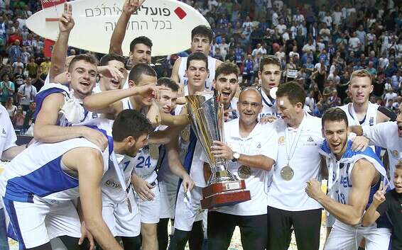 נבחרת העתודה עם גביע אירופה // צילום: אלן שיבר